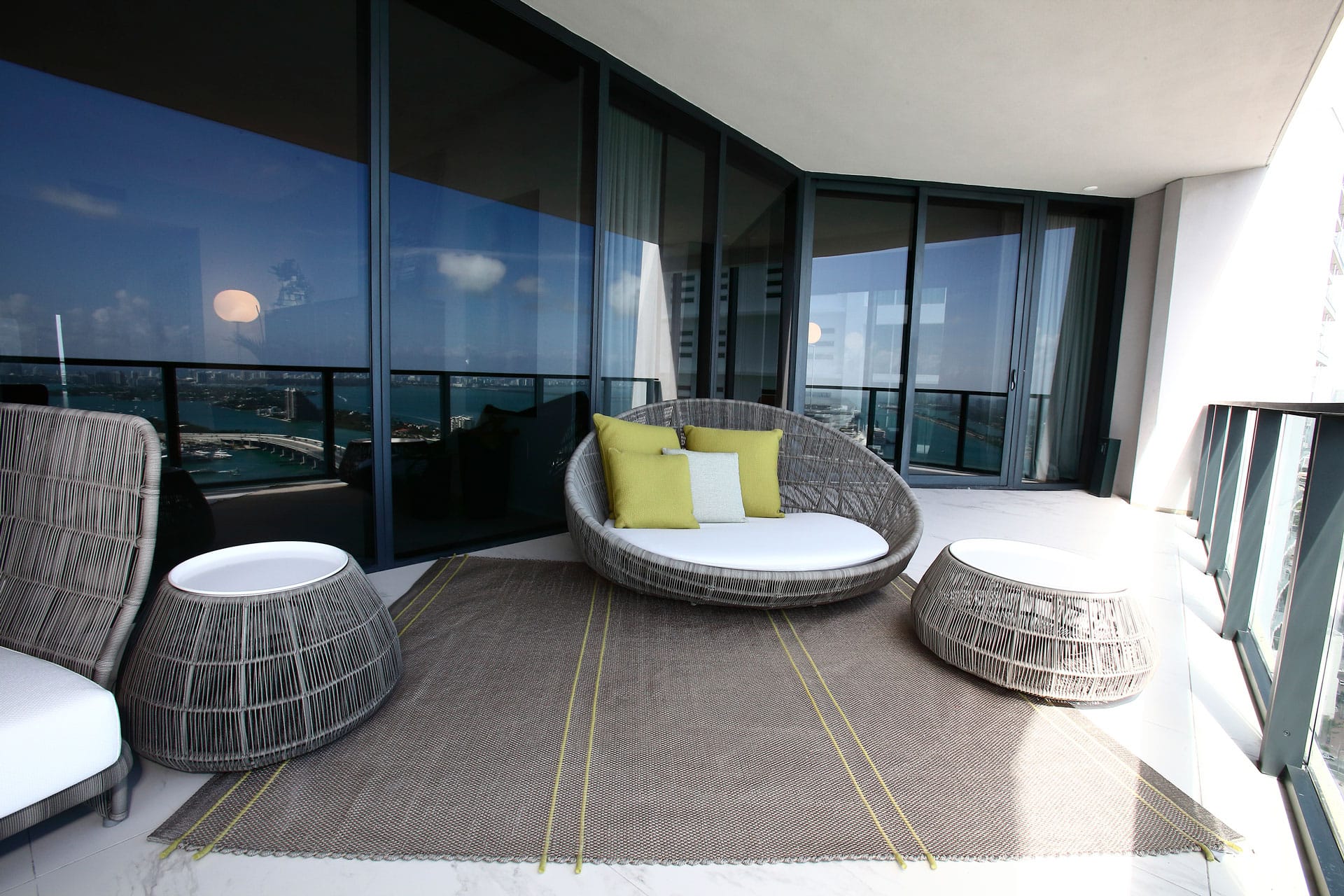 grigio e giallo nel tappeto di design contemporaneo